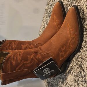 Men's cowboy boots for sale.